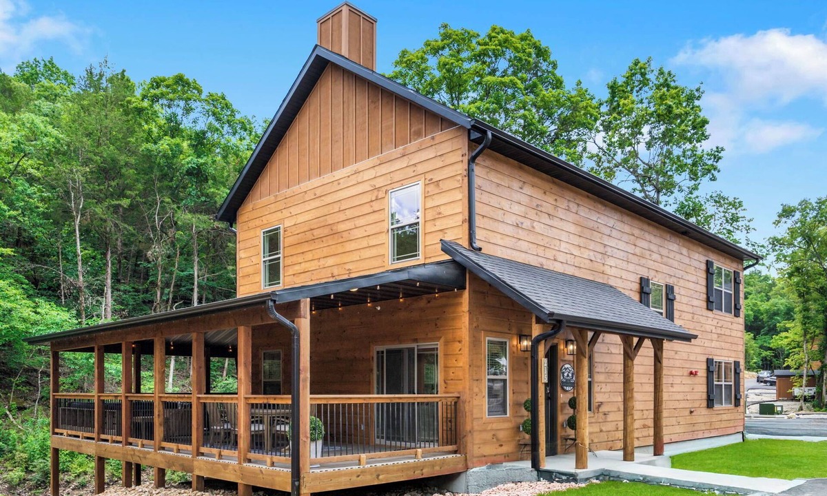 Branson House | Next-Level Vacation Getaway | King Suites, Hot Tub, Fire Pit, Free Show Tickets!