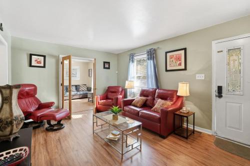 Dumbarton House | Next Stop! Comfort! 3 BR Near Amtrak Station!