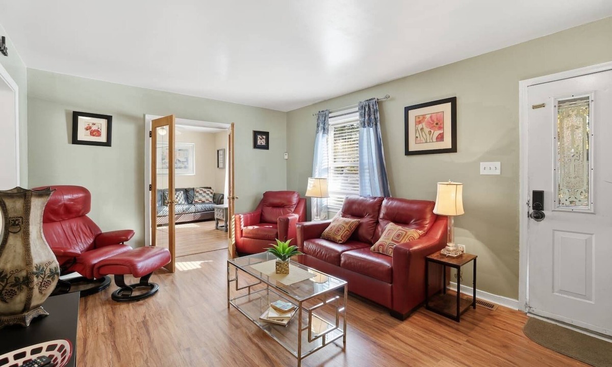 Dumbarton House | Next Stop: Comfort 3 BR Near Amtrak Station