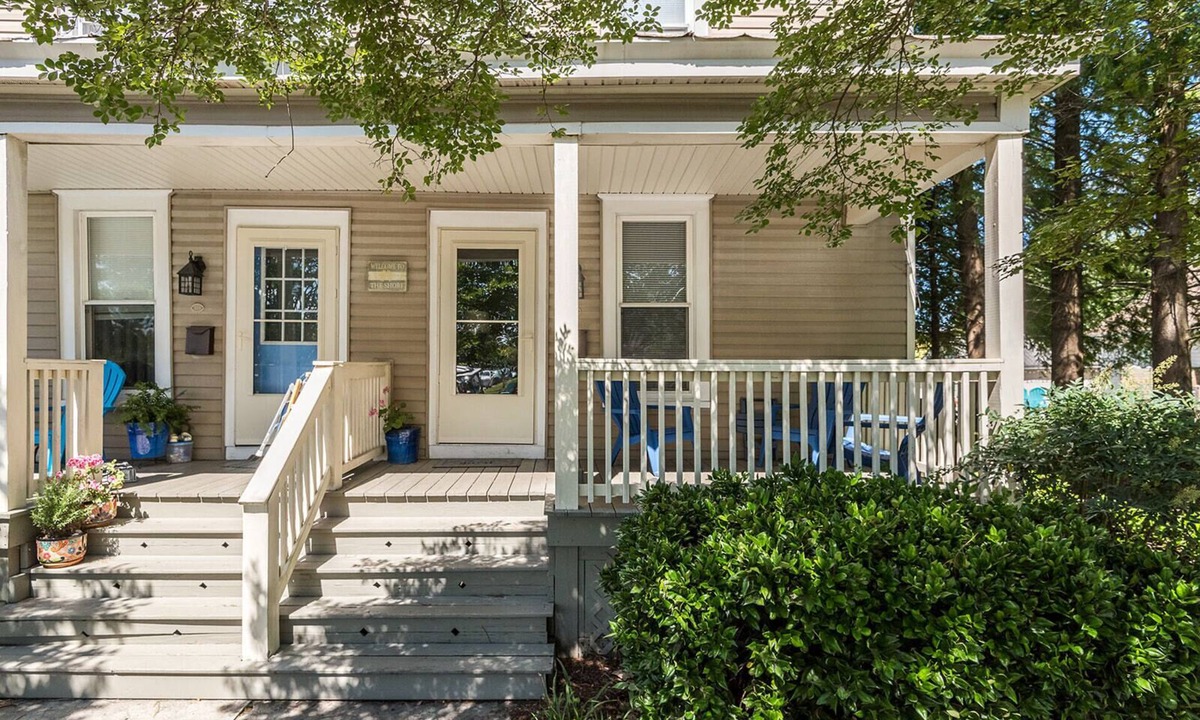 Cape Charles House | Next to the park and 2 blocks to the Beach and restaurants! RIGHT side of Duplex