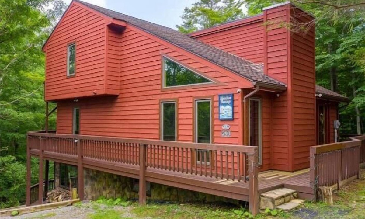 Northface House | NF17- Cool, Creekside Home! Hot Tub! Pets ok!