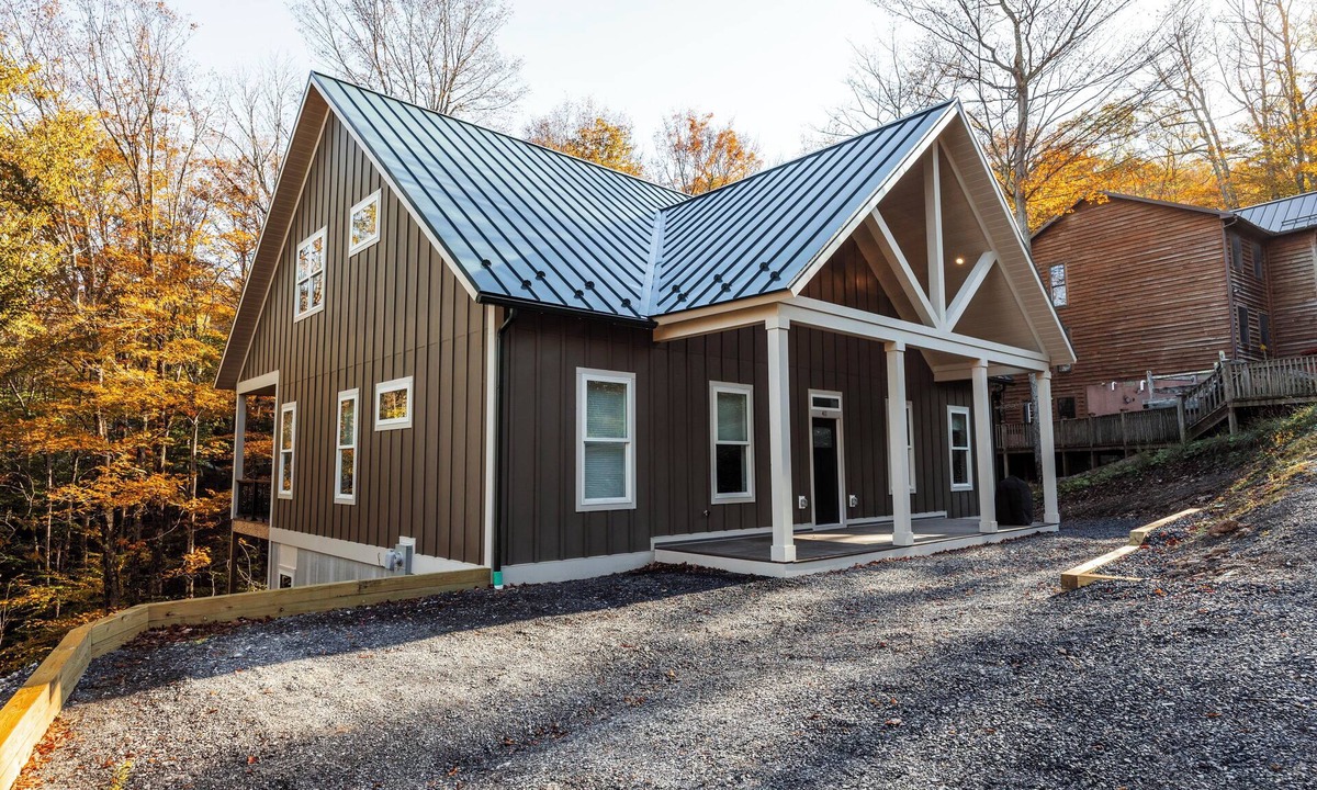 Northface House | NF72: Brand New, Creekside home, 3 King Suites, Hot Tub. Firepit