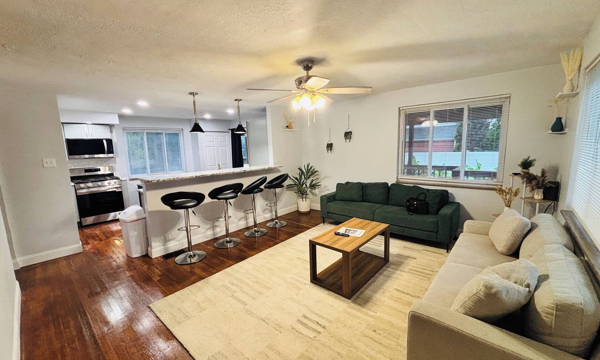 West Mifflin House | NFL Draft- 13 miles from Acrisure with pool!