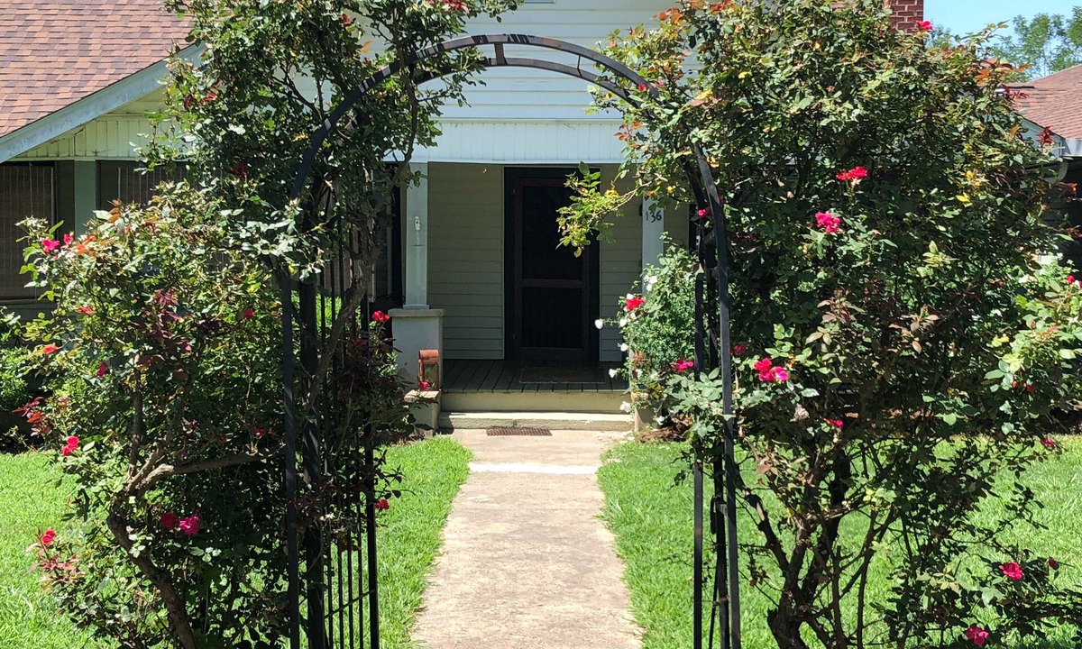 Lynn House | nHome SweetHome. Lovely, cozy 3bed home with gas fireplace. Downtown Columbus