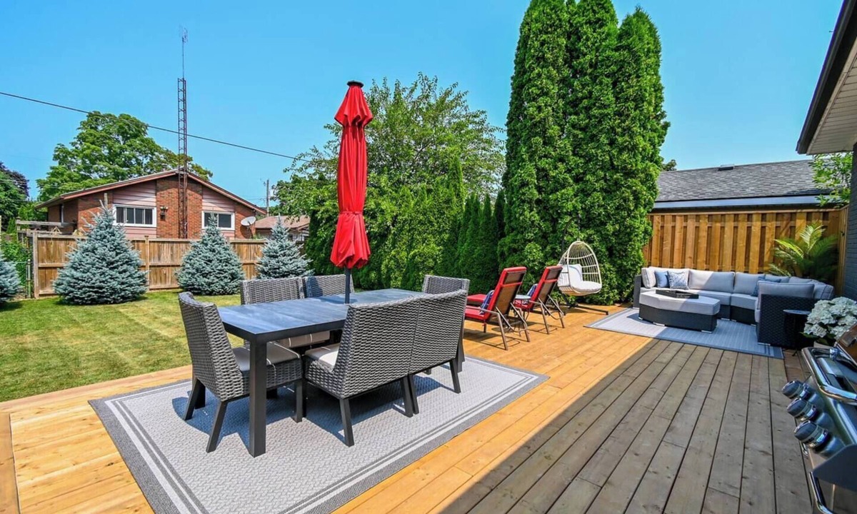 Grantham House | Niagara 3BR w/Huge Deck, King Suite, EV Charger & 5-Car Parking