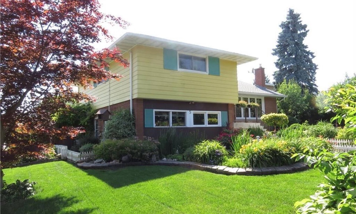 Welland Apartment | Niagara Executive Luxury - HUGE, Warm, Cozy and Clean 3 Bed, 1 Bath SuiteStay