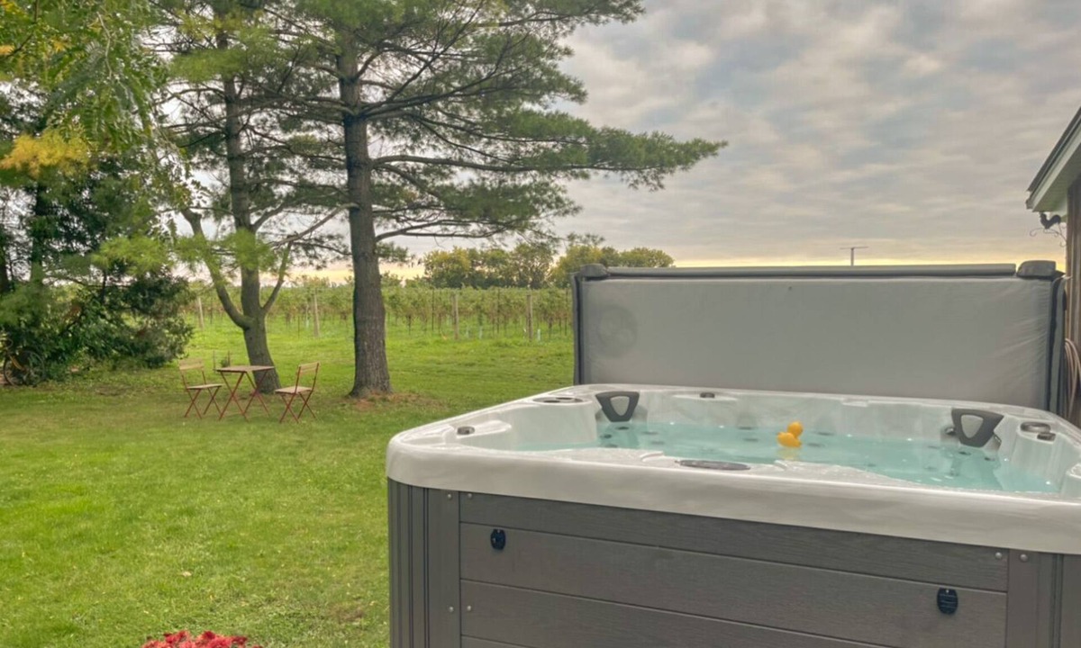 Virgil House | Niagara Grapeview Cottage/Hot Tub+Sauna