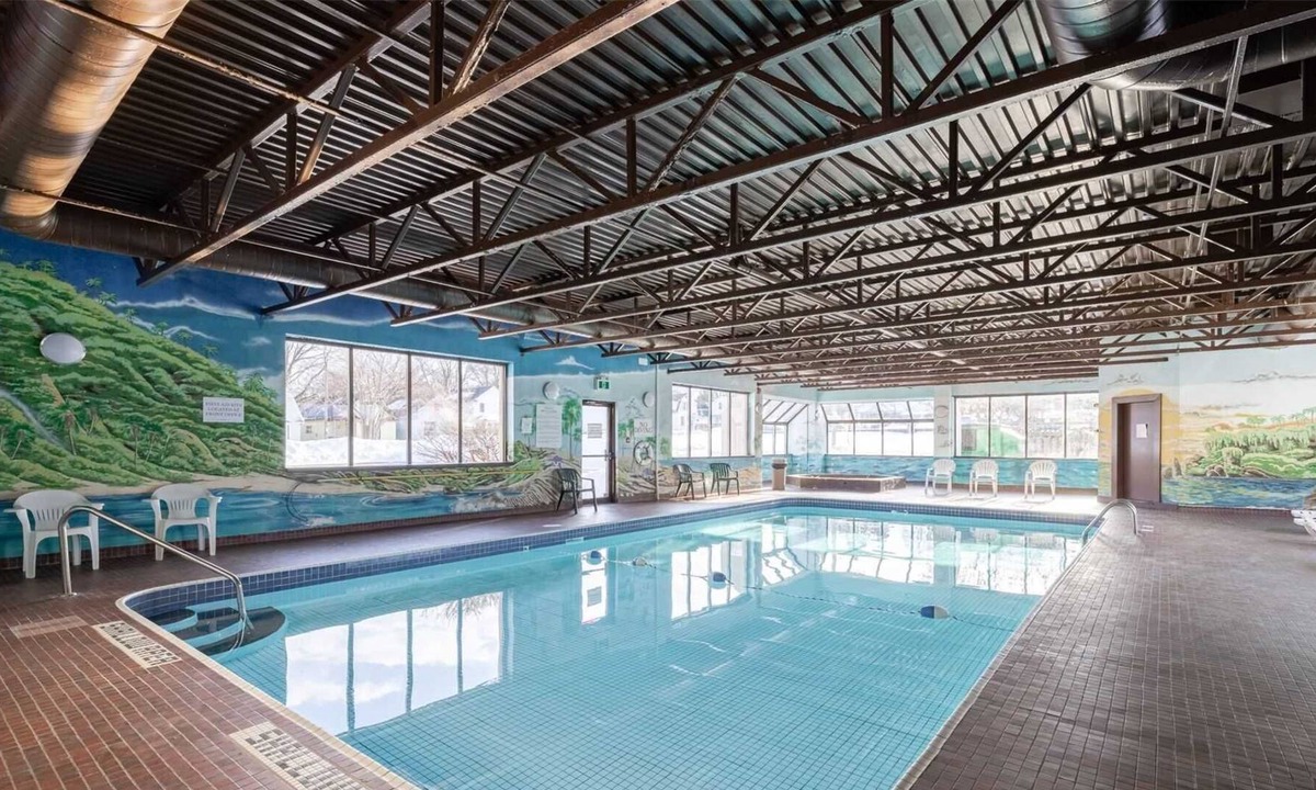 Niagara Falls Hotel | Niagara River Hotel with Pool - 5 Bedrooms Group