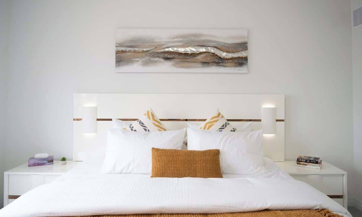 Thorold House | Niagara's New Comfort: Wine, Golf and Falls nearby