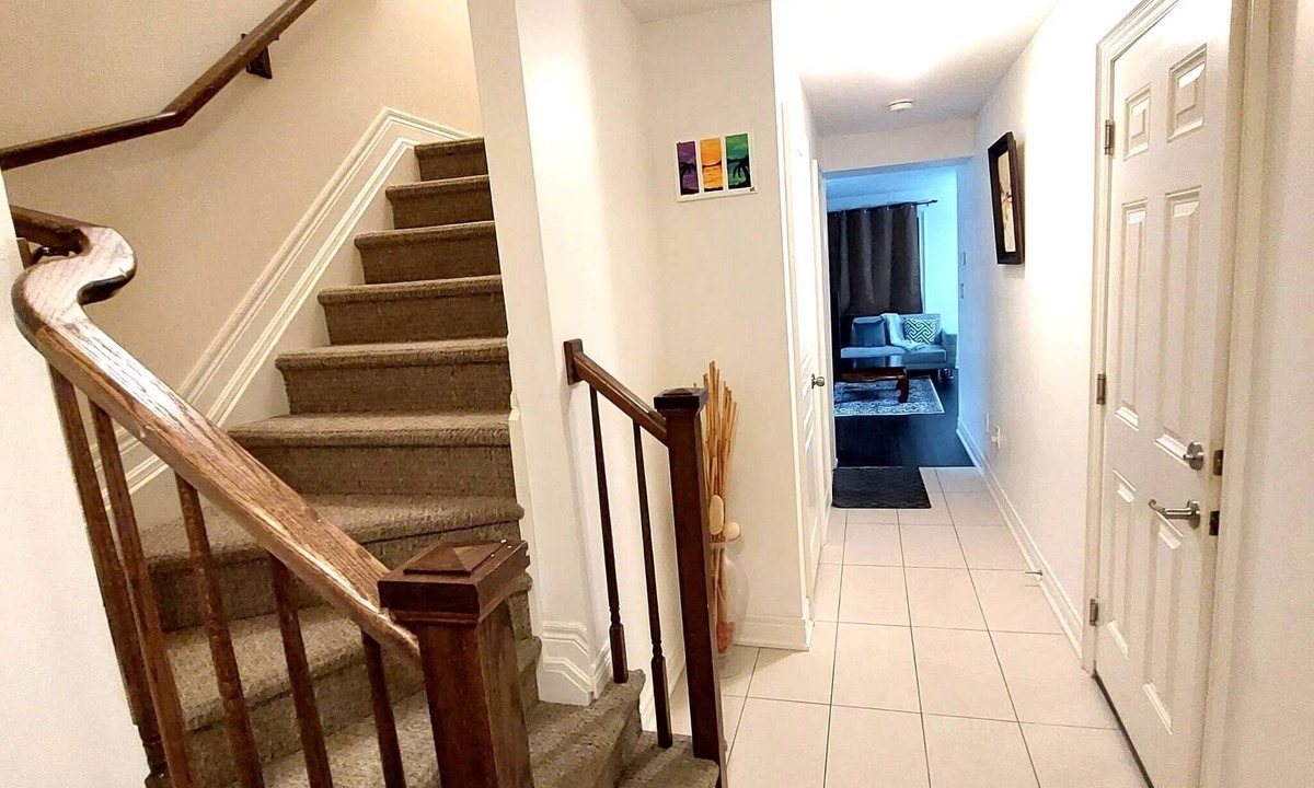 Thorold House | Niagara Sleeps 6 Cozy 3bed 3bath Near Falls