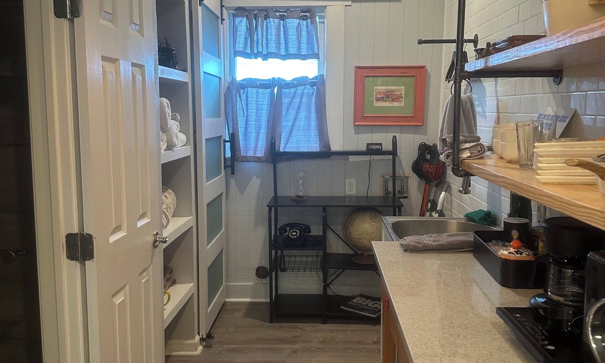 Alta Vista Apartment | Nice 1-bedroom Unit 3, Purple Screen Door,nDowntown affordability just for two!