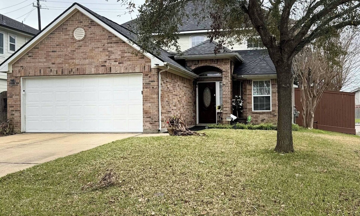 Central Southwest House | Nice 3-bdrm house in 77045 Can rent 1,2 or 3 rooms. Great for Med Center/rodeo.