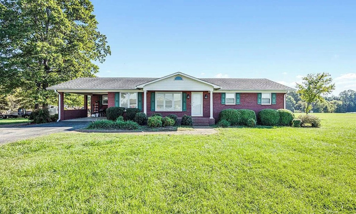 Paris House | Nice 3-bedroom brick house with amenities in charming Paris