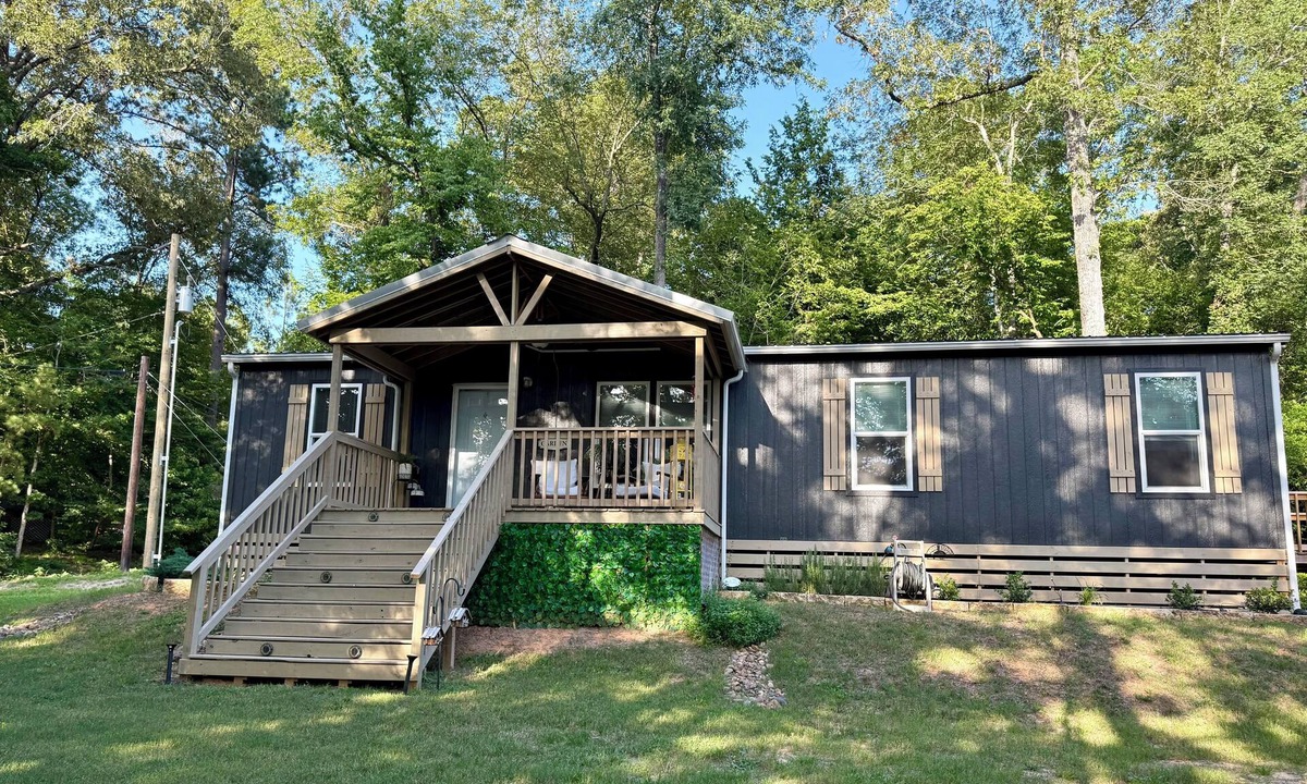 Livingston House | Nice 3-bedroom house with AC in Livingston. Come enjoy the relaxing cabin 301
