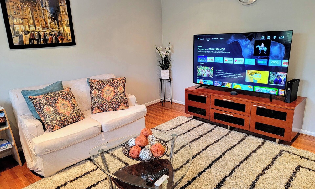Herndon House | Nice 4-bedroom townhome with WiFi, Parking in charming Herndon