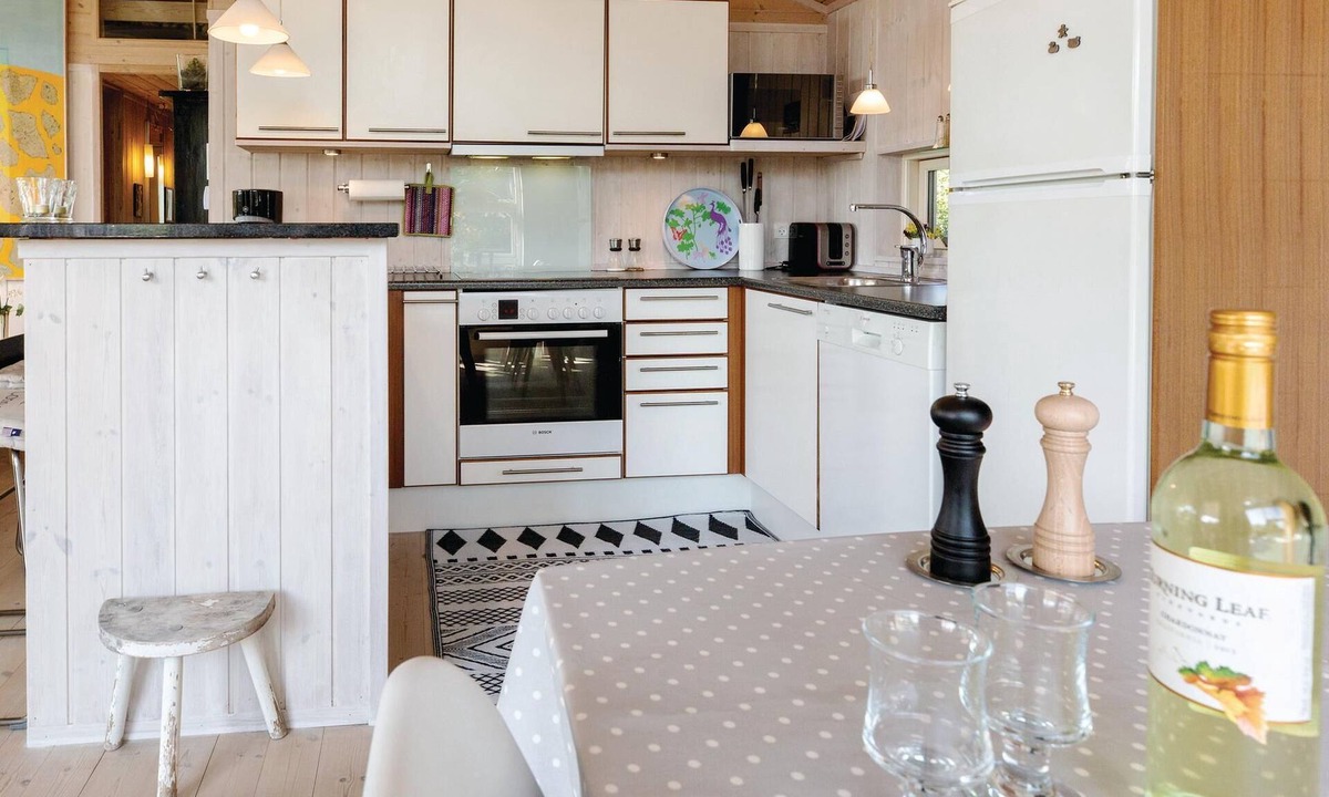 Sklskr House | Nice and bright cottage with a kitchen that is partly open to the dining and living room.