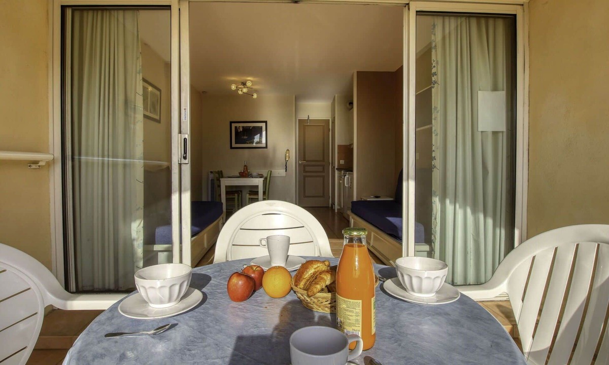 Six-Fours-les-Plages Apartment | Nice apartment for 4 guests with WIFI, pool, TV, patio and pets allowed