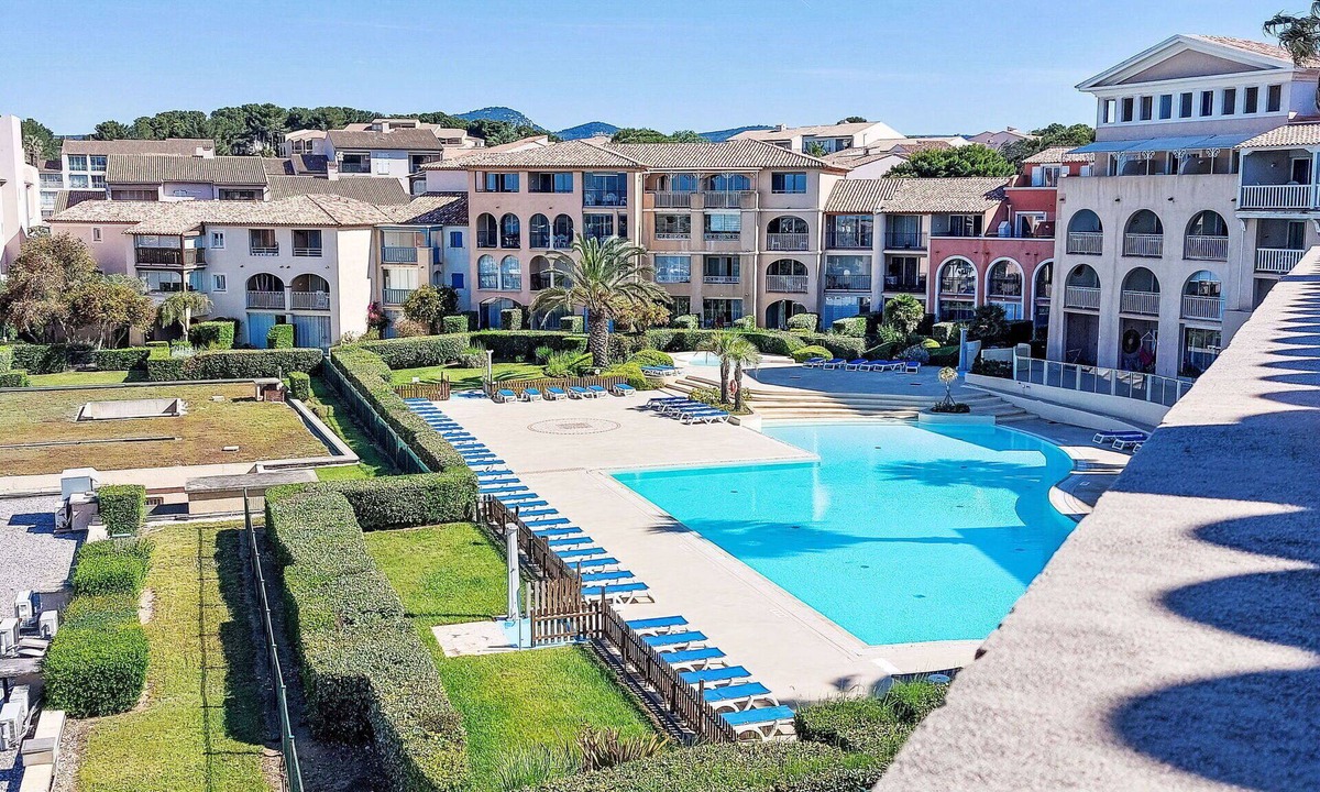 Six-Fours-les-Plages Apartment | Nice apartment for 6 people with pool, WIFI, TV, terrace and pets allowed