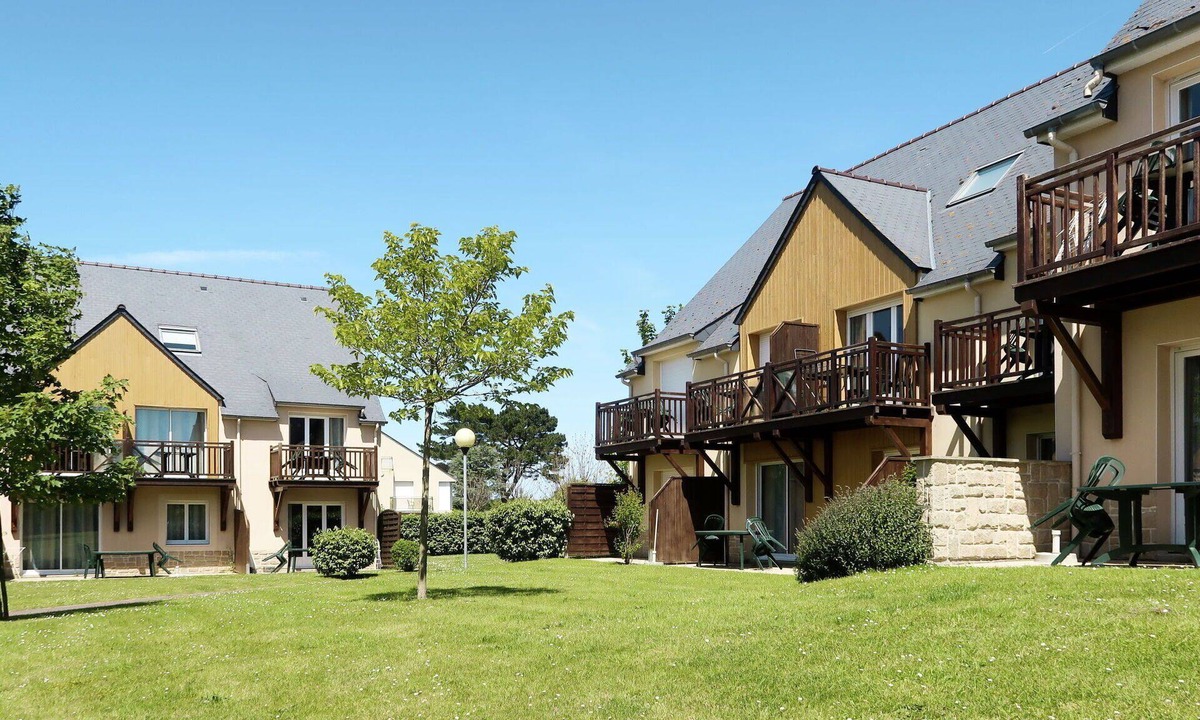 Saint-Briac-sur-Mer Apartment | Nice apartment for 4 guests with pool, WIFI, TV, terrace and pets allowed