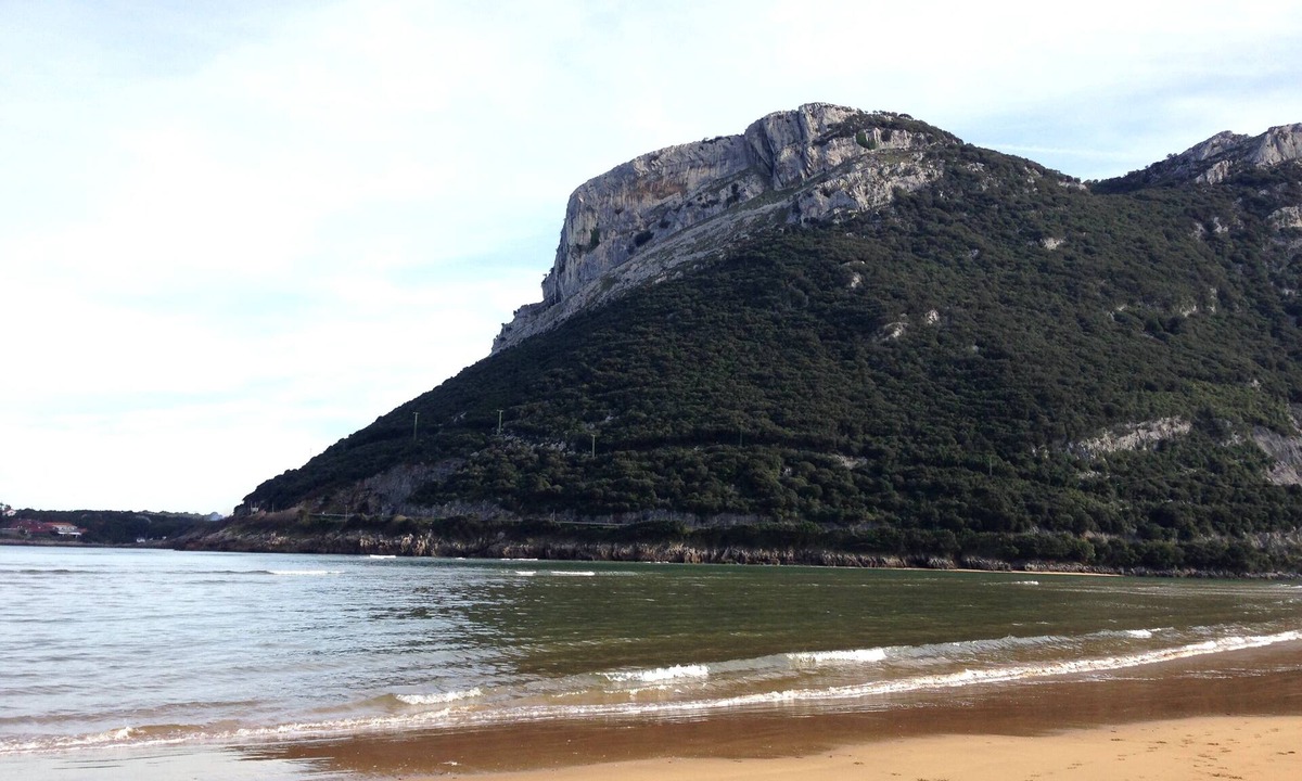 Liendo Condo | NICE APARTMENT BY THE WATER SURROUNDED BY MOUNTAINS