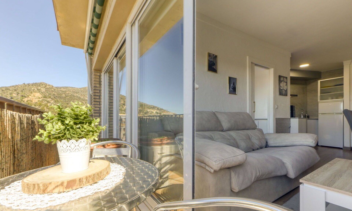 Palau-Saverdera Apartment | Nice apartment for 4 guests with WIFI, A/C, TV, terrace and pets allowed