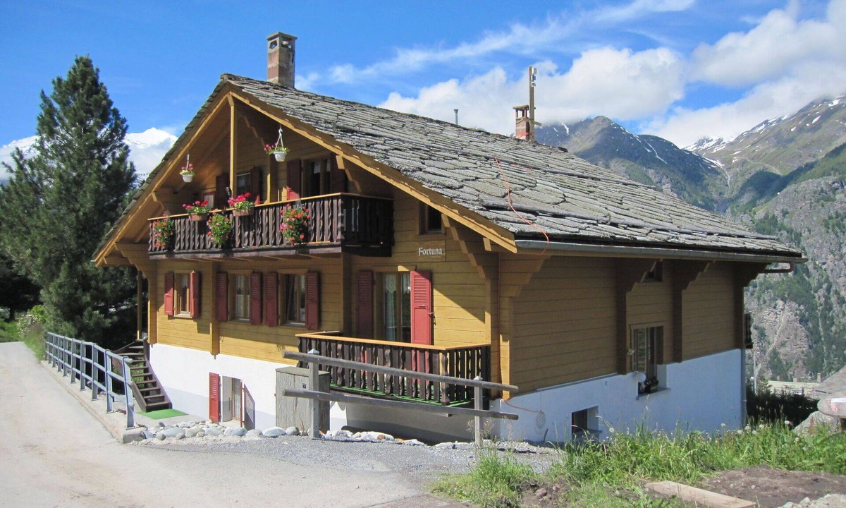 Graechen Apartment | Nice apartment for 4 guests with WIFI, TV, patio and pets allowed