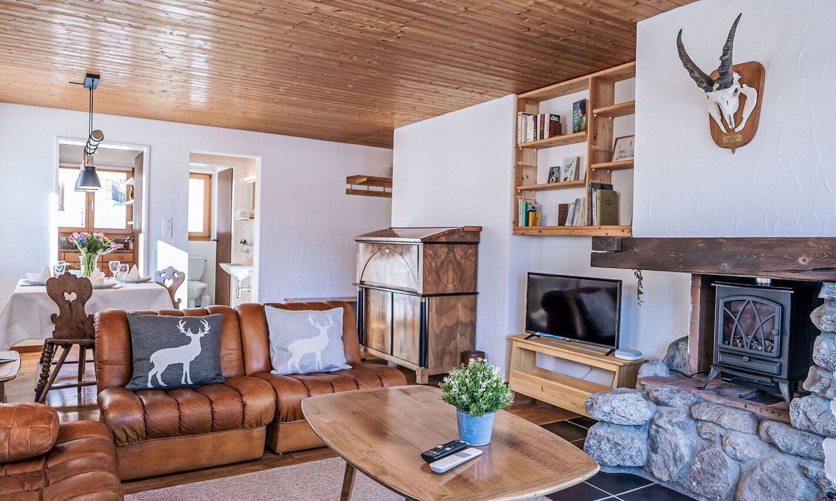 Samedan Apartment | Nice apartment for 4 guests with WIFI, TV, balcony and panoramic view