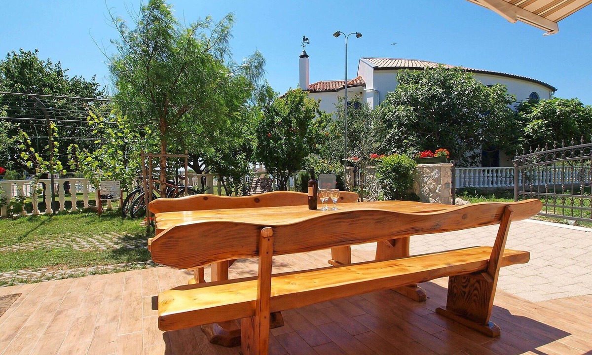Bibinje Apartment | Nice apartment for 4 people with A/C, WIFI, pool, TV and terrace