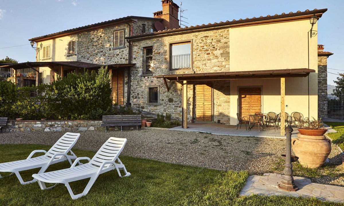 Capolona Apartment | Nice apartment for 5 guests with WIFI, pool, TV, pets allowed and panoramic view, close to Arezzo