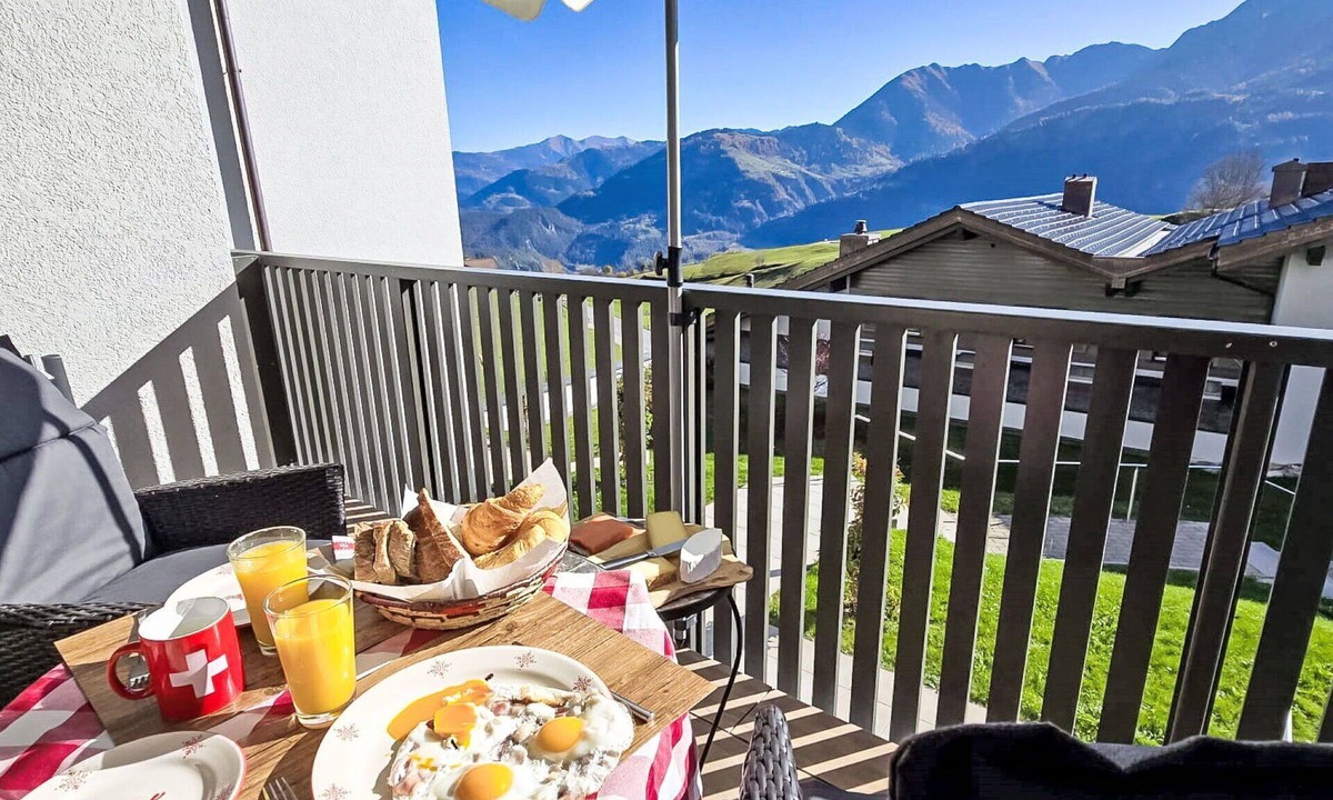 Falera Apartment | Nice apartment for 5 people with pool, WIFI, TV, balcony, pets allowed and panoramic view