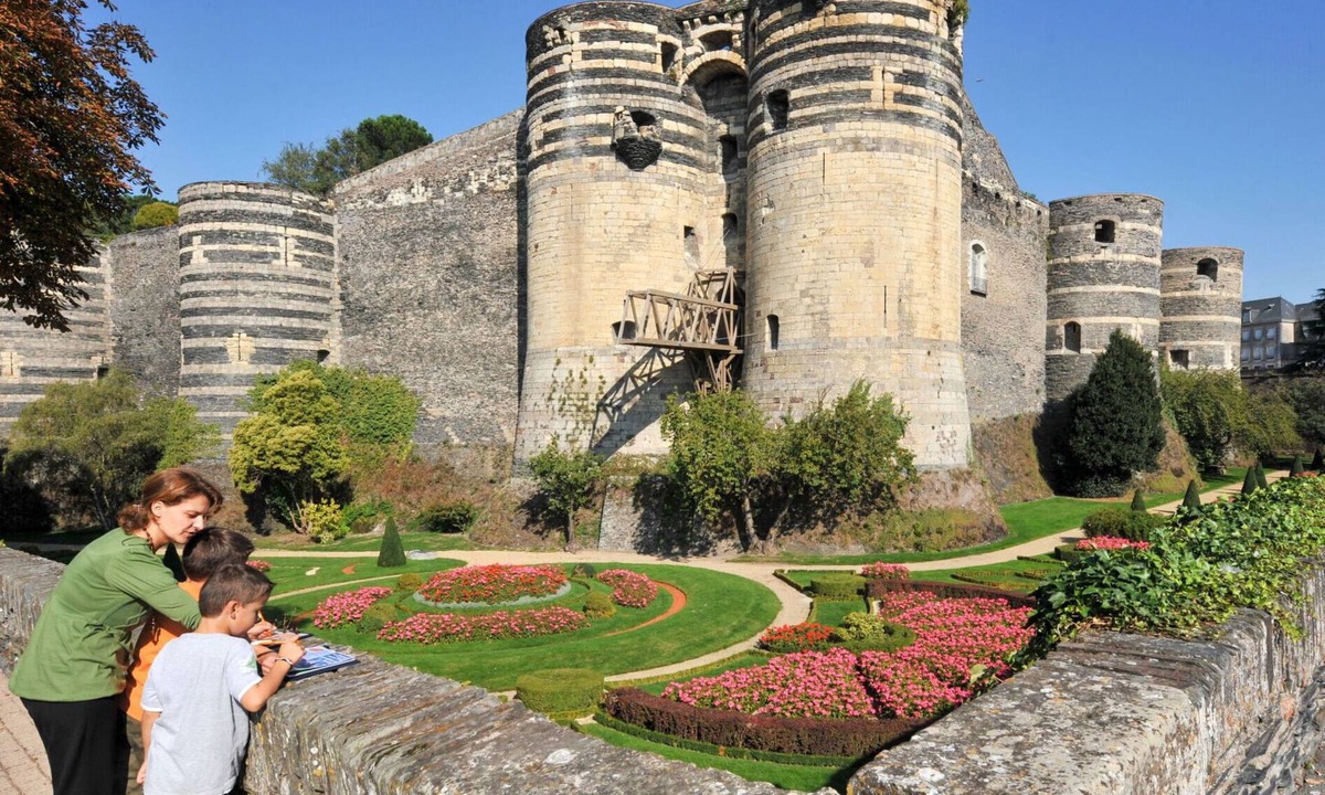 Chinon Apartment | Nice apartment for 6 people with pool, WIFI, TV, terrace, pets allowed and parking