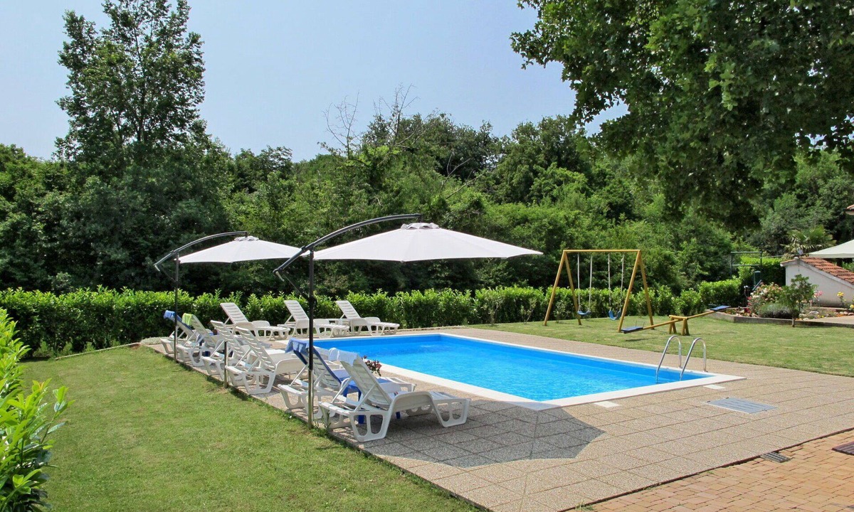 Sveti Vid Dobrinjski Apartment | Nice apartment for 4 people with A/C, pool, WIFI, TV, patio and pets allowed