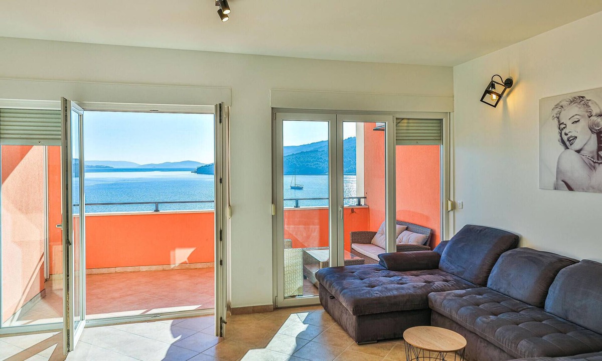 Marina Apartment | Nice apartment in Marina with WiFi