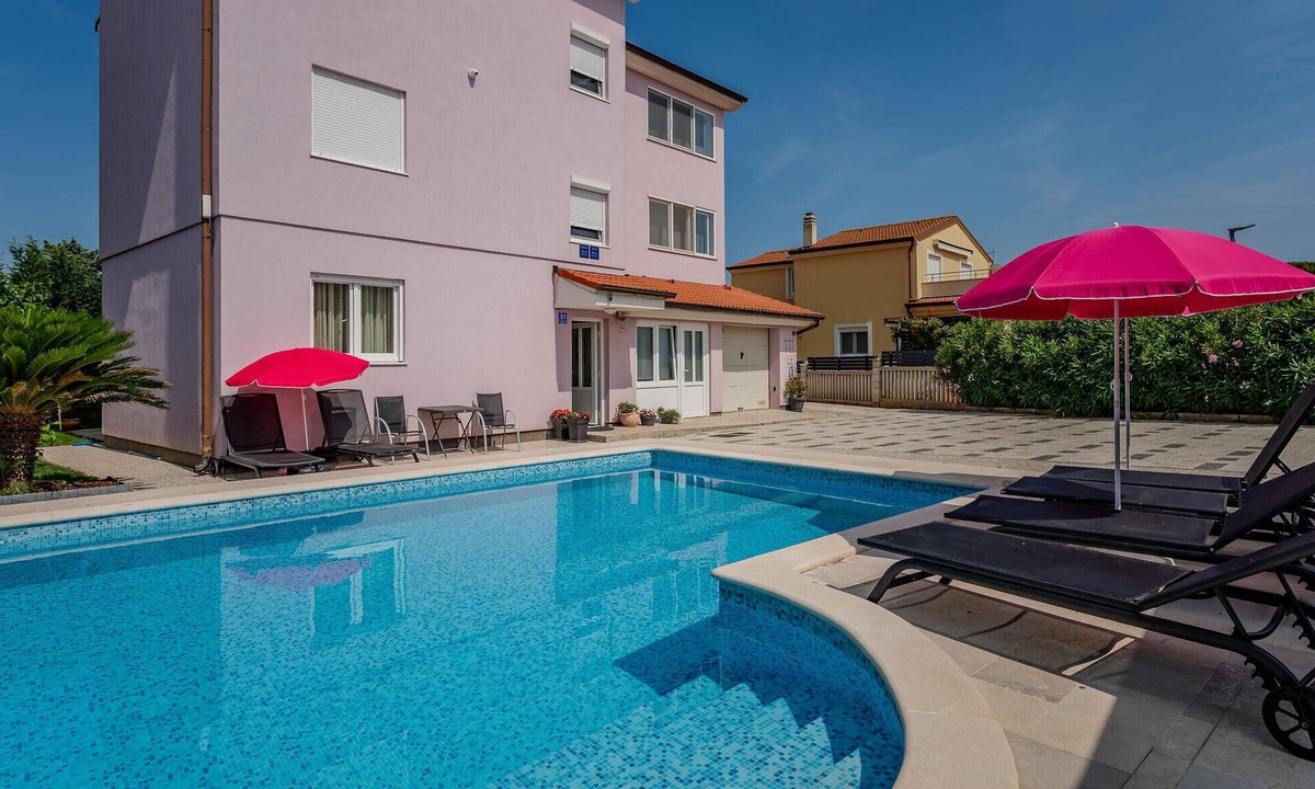 Valbandon Apartment | Nice apartment in Valbandon with swimming pool