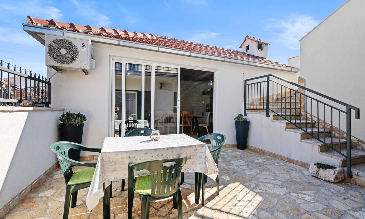 Primosten Apartment | Nice apartment in Vezac with WiFi