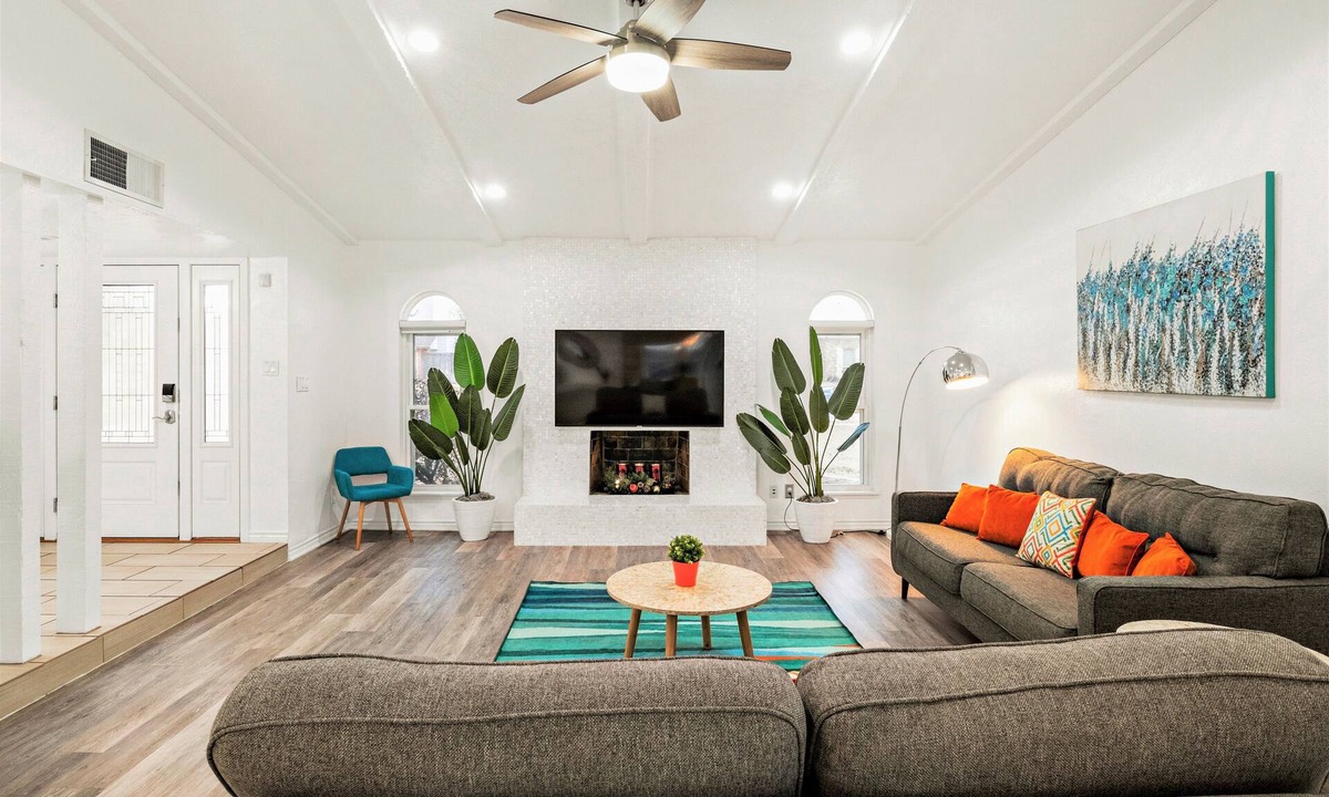 Plano House | Nice Backyard, Family Friendly, King Bed, Foosball, Games, Cornhole, Grill