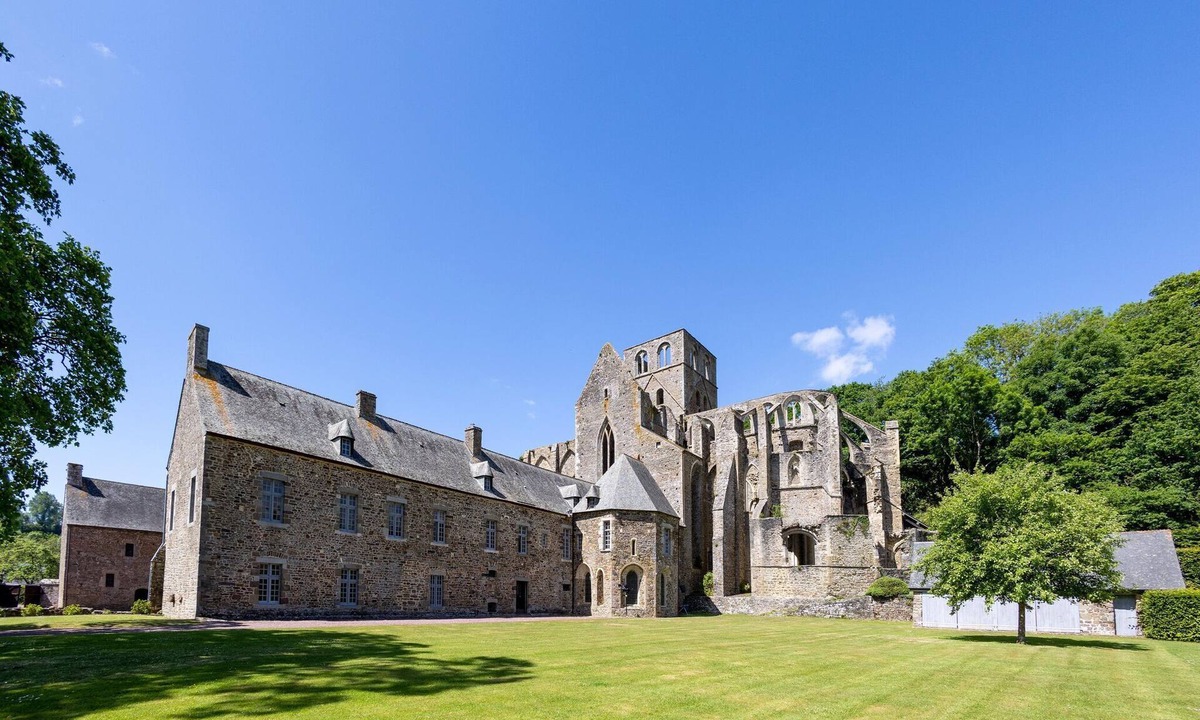 Hambye House | Nice holiday home in Hambye with parking