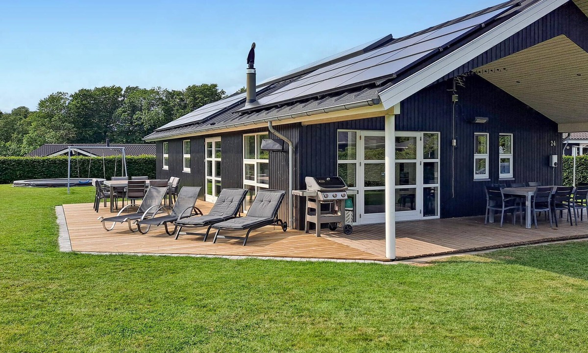 Aabenraa House | Nice home in Aabenraa with kitchen