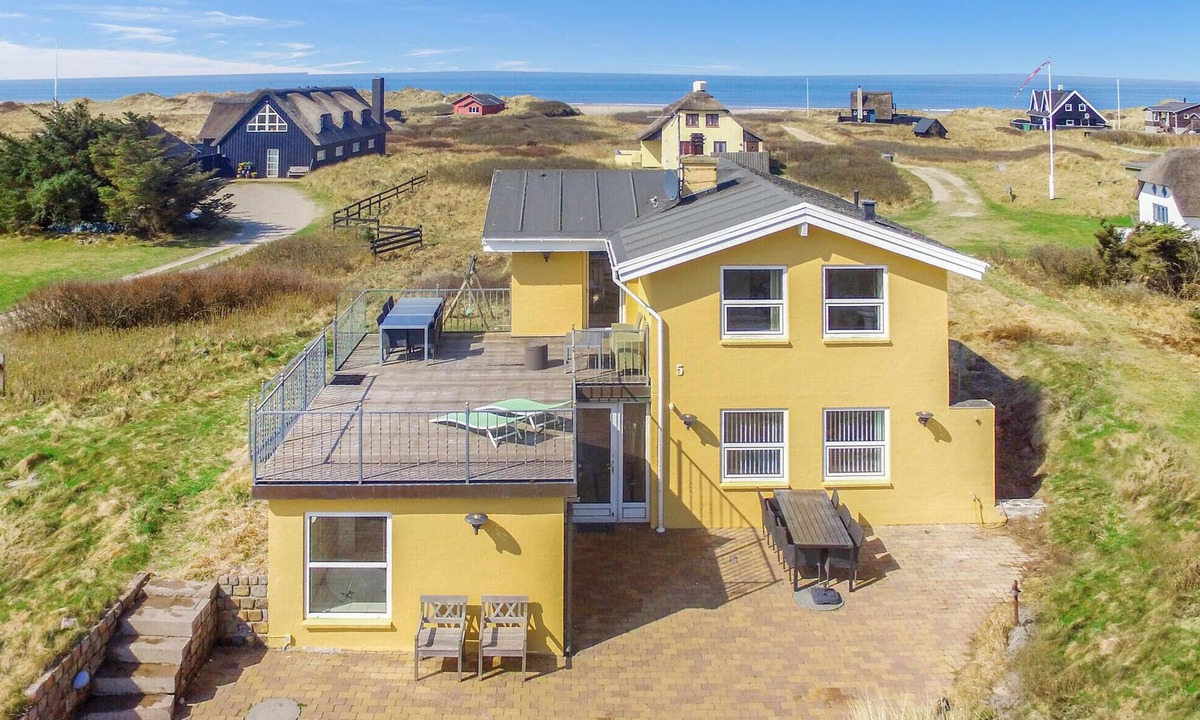 Blokhus House | Nice home in Blokhus with kitchen