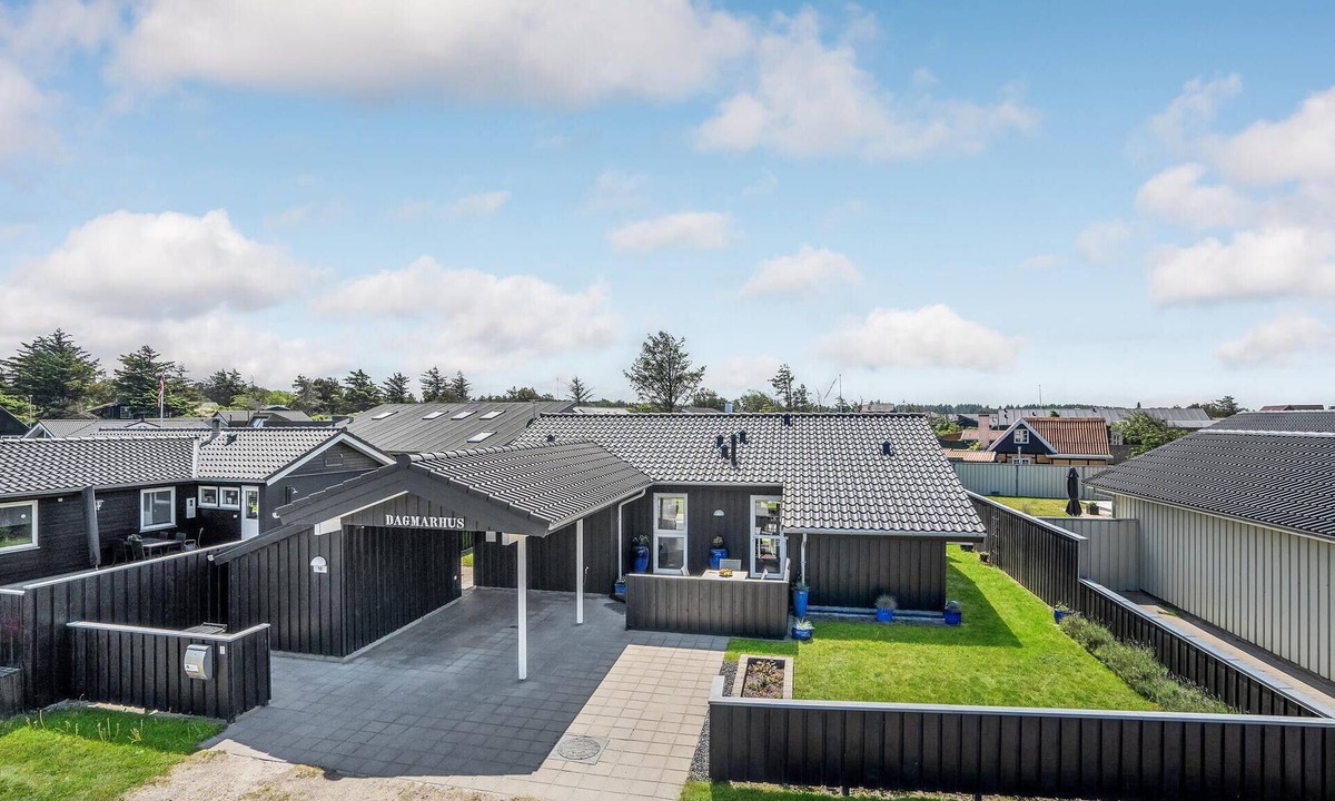 Blokhus House | Nice home in Blokhus with kitchen