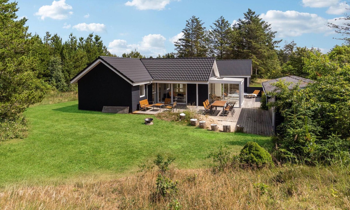 Blokhus House | Nice home in Blokhus with kitchen