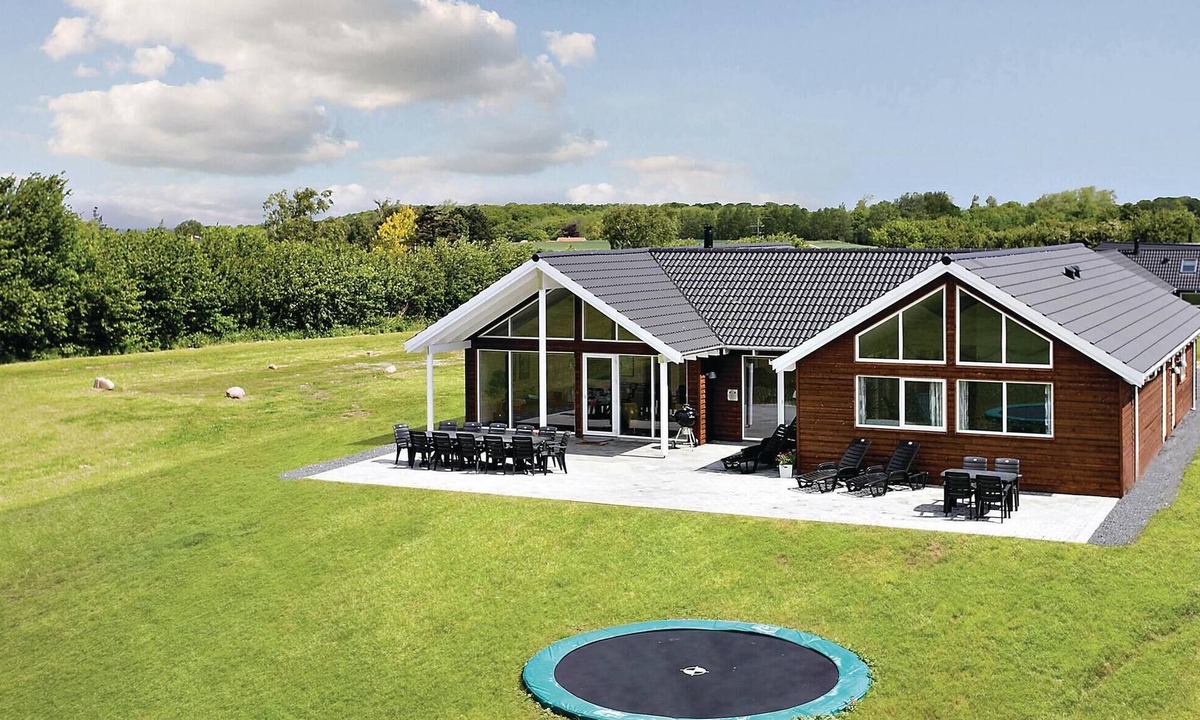 Skastrup House | Nice home in Bogense with kitchen