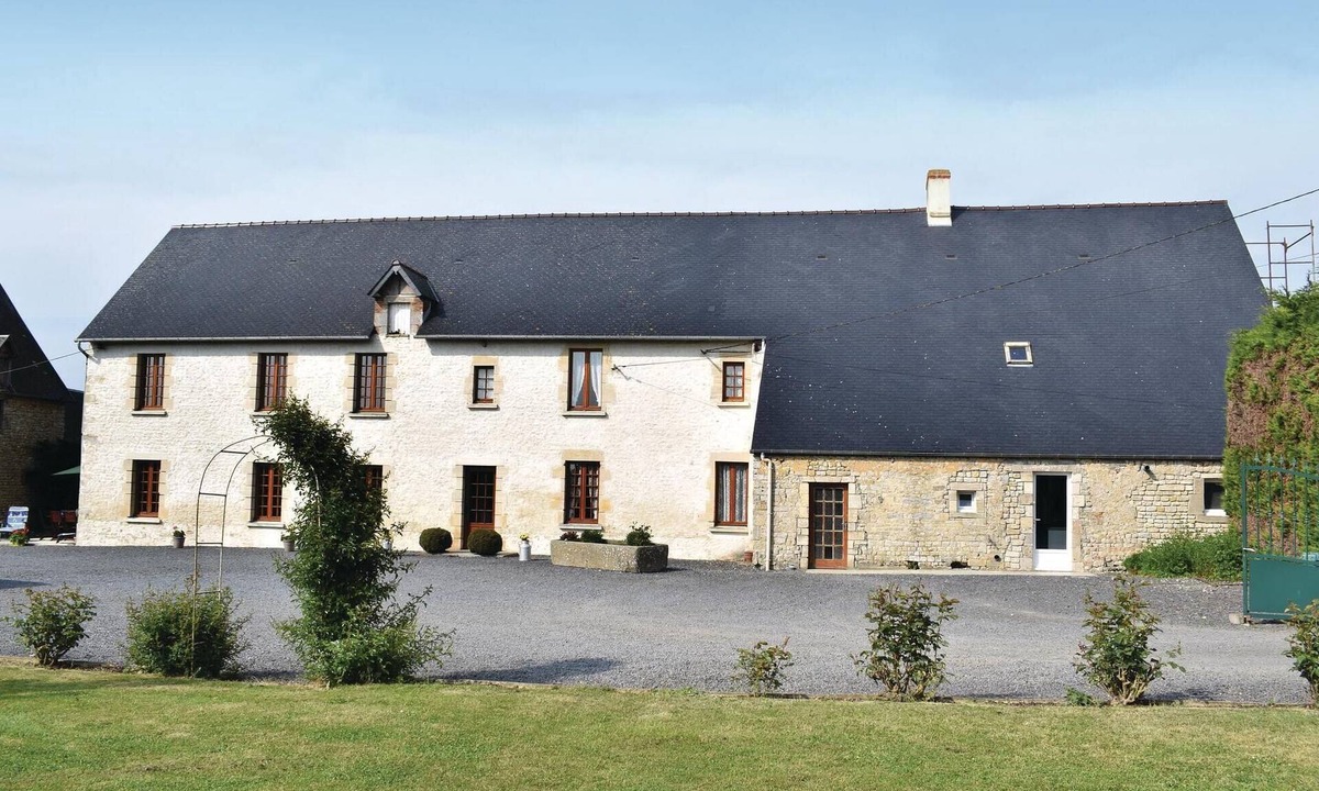 Canchy House | Nice home in Canchy with kitchen