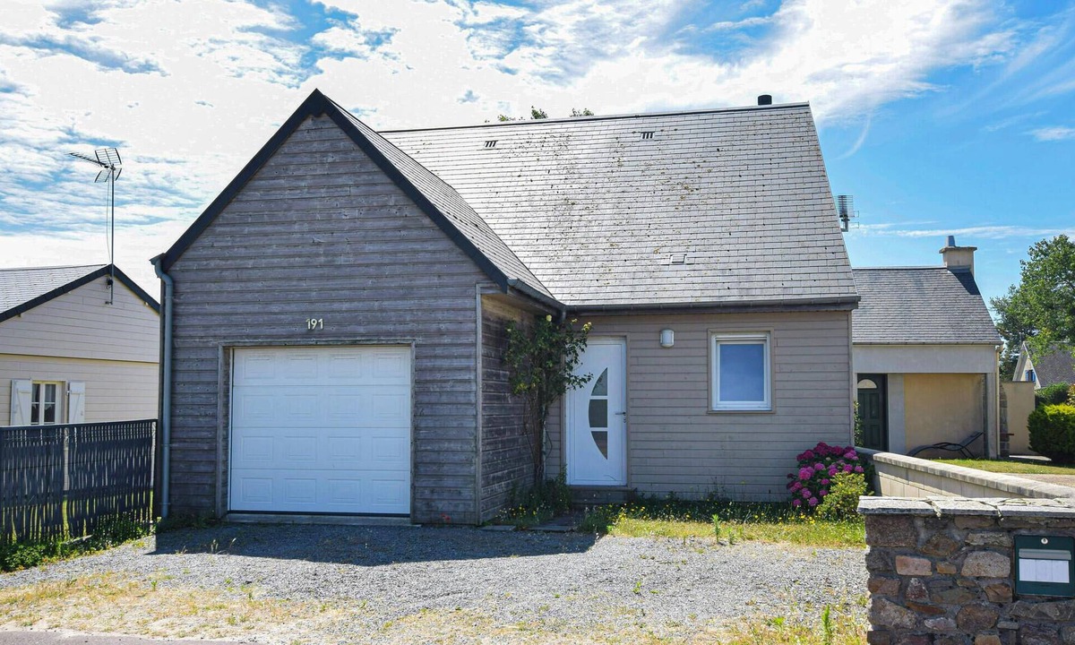 Creances House | Nice home in Créances with WiFi