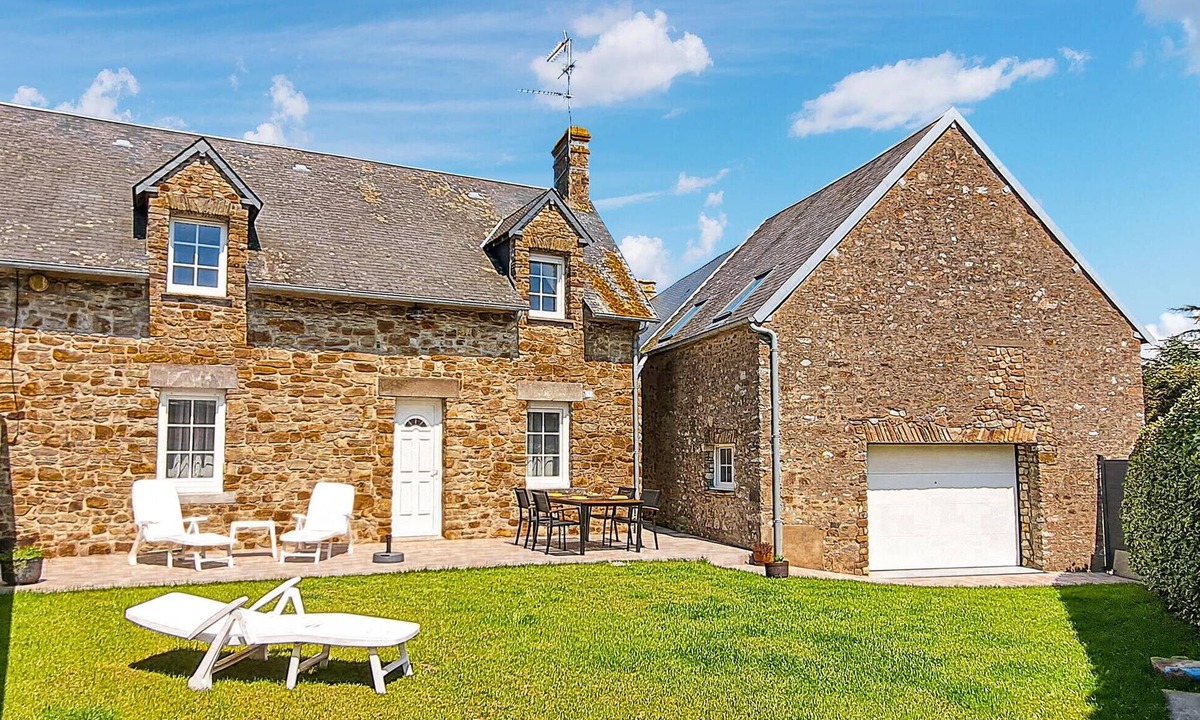 Creances House | Nice home in Créances with WiFi