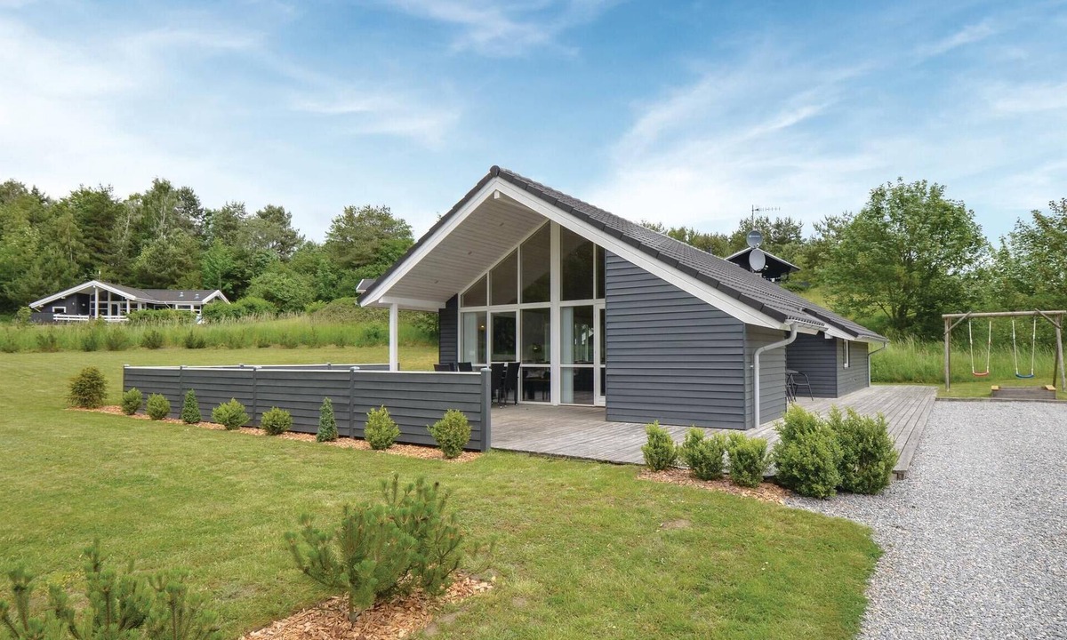 Lyngsbæk Strand House | Nice home in Ebeltoft with kitchen