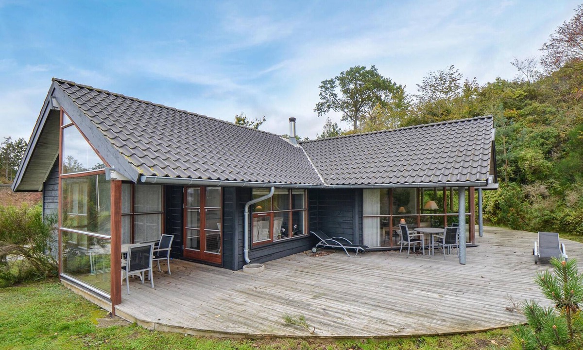 Handrup Strand House | Nice home in Ebeltoft with kitchen