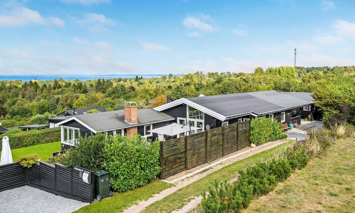 Ordrup House | Nice home in Fårevejle with kitchen