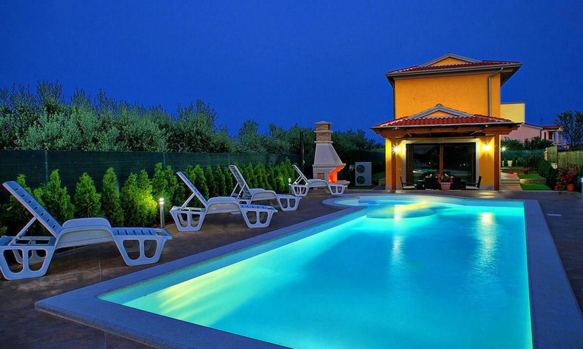 Valbandon House | Nice home in Fazana with private swimming pool, can be inside or outside