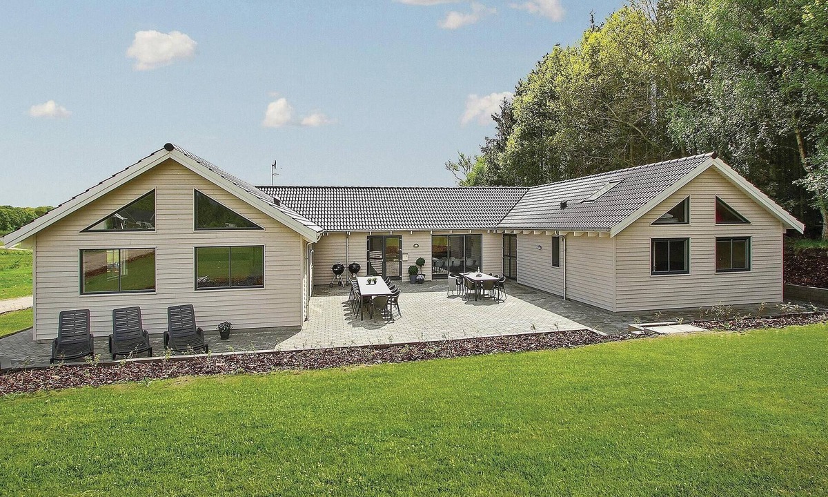 Fjellerup Strand House | Nice home in Glesborg with kitchen
